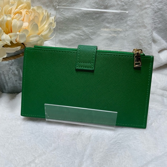 Travelon Vibrant Green Wallet with Snap Closure - Picture 2 of 4